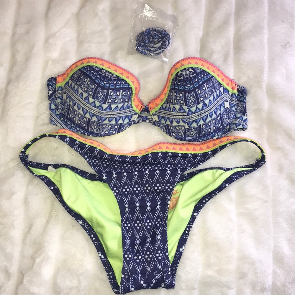 Victoria’s Secret bikini. 36B top/large bottom.